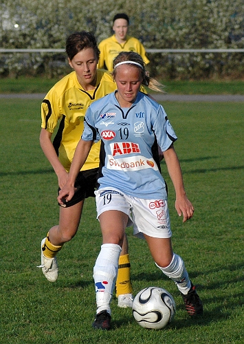 2007_0503_04.JPG - Gideonsbergs tjejer var väldigt kvicka och rörliga och svåra att ta bollen från